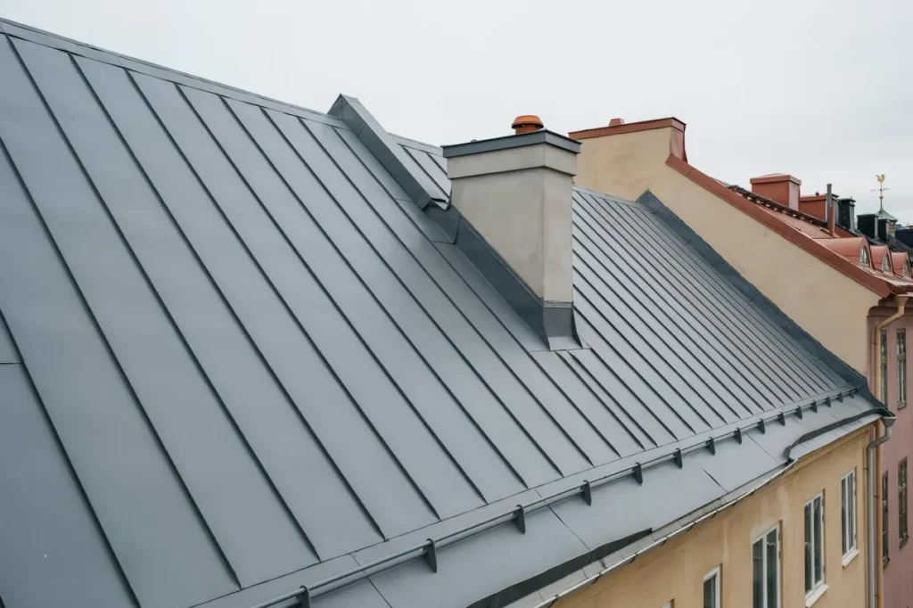 ny pl ttakl ggning med skorstensbeslag och nockbeslag i s dermalm rikst ckande