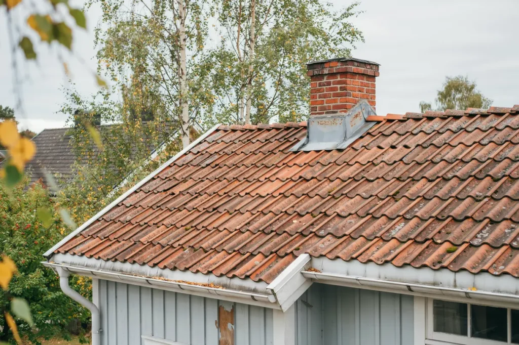 augusti p taket smarta sensommarkontroller som f rebygger fuktskador inf r regns songen